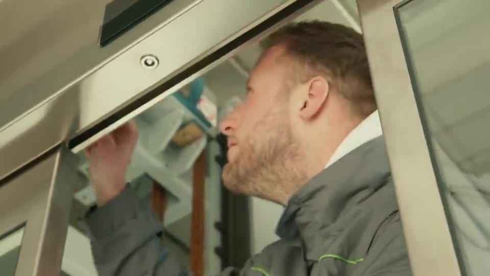 Monteur van Orona aan het werk aan een liftdeur